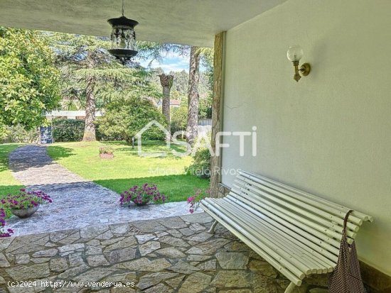 Casa de campo de una sola planta con piscina ubicada a pocos kilómetros de Santiago de Compostela.