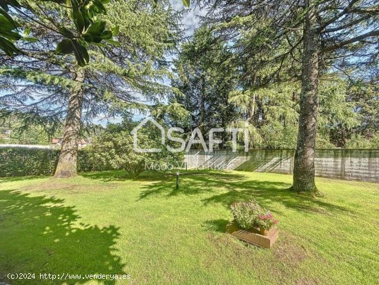 Casa de campo de una sola planta con piscina ubicada a pocos kilómetros de Santiago de Compostela.