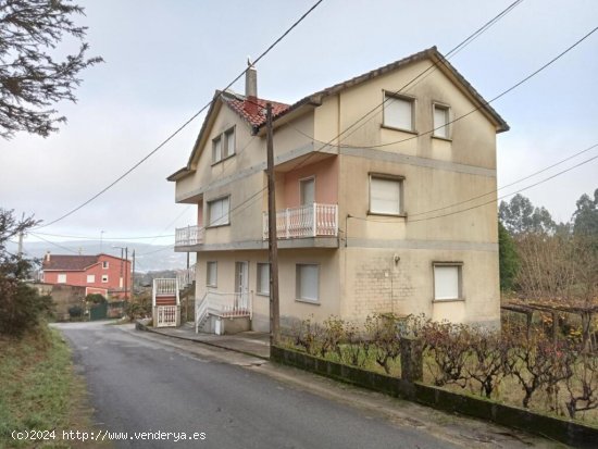 Amplio Chalet independiente de 496 m2 situado en Vilagarcía de Arousa, en una zona tranquila, rodea