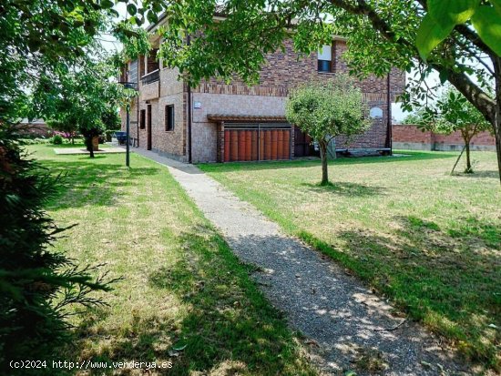 IMPRESIONANTE CASA CON CABALLERIZAS Y ZONAS ANEXAS EN LAREDO  A 300 METROS DE LA PLAYA