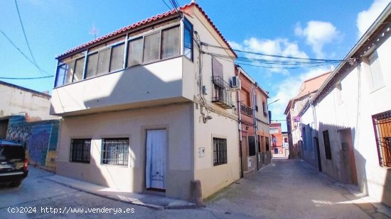 Casa de dos plantas con terraza acristalada en el centro de Lagartera.