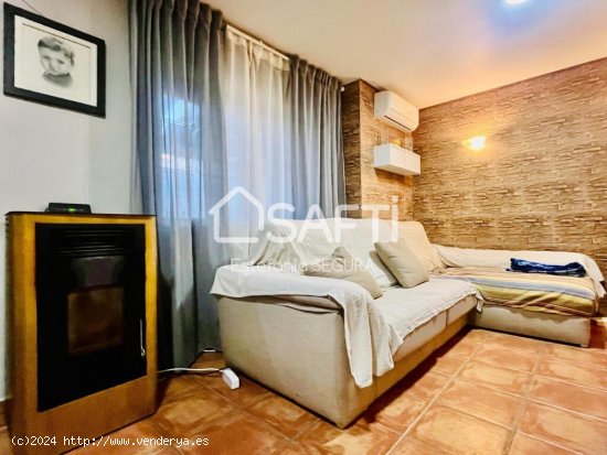 ESTUPENDA VIVIENDA UNIFAMILIAR DE TRES DORMITORIOS Y DOS CUARTOS DE BAÑO CON PATIO, BALCÓN Y BUHAR