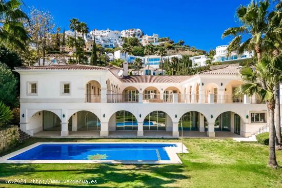 Villa de Lujo en Primera Línea de Golf en Los Arqueros, Benahavis - MALAGA