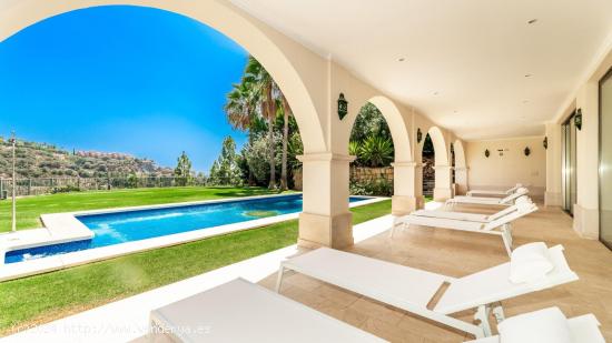 Villa de Lujo en Primera Línea de Golf en Los Arqueros, Benahavis - MALAGA