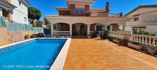 Chalet con piscina y con gran garaje - TARRAGONA