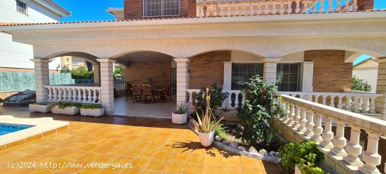 Chalet con piscina y con gran garaje - TARRAGONA