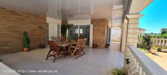 Chalet con piscina y con gran garaje - TARRAGONA