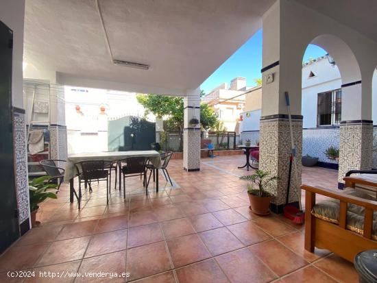 Casa con dos viviendas patio y azotea en La Milagrosa - CADIZ