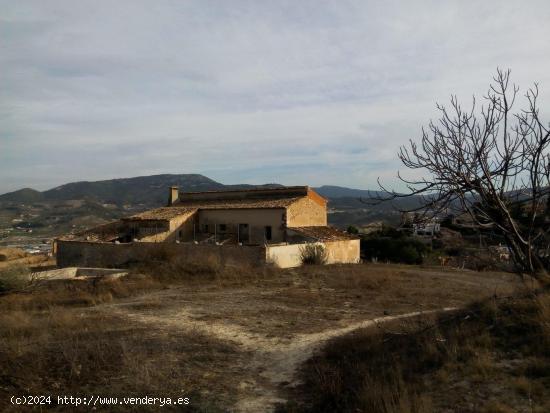 TERRENO RÚSTICO CON EDIFICACIÓN EN ALCOY - ALICANTE