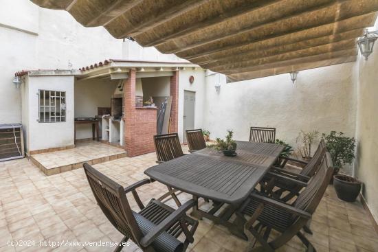 ¡ESPECTACULAR CASA CON PATIO EN ZONA COVADONGA! - BARCELONA