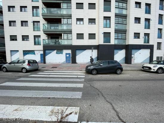 LOCAL EN ESQUINA CON SALIDA DE HUMOS Y GRAN FACHADA EN LAS TABLAS - MADRID