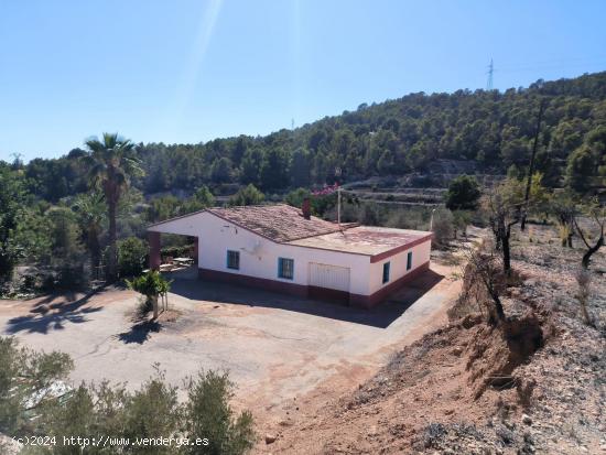 Casa rural con terreno de 30.000 m2 en Finestrat - www.inmobiliarialesdunes.com - ALICANTE