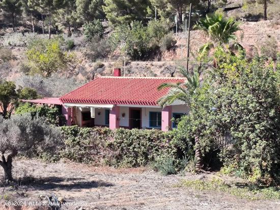 Casa rural con terreno de 30.000 m2 en Finestrat - www.inmobiliarialesdunes.com - ALICANTE