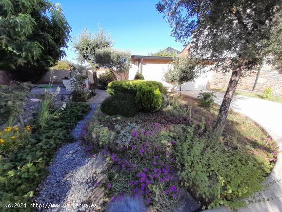 CASA TOTALMENTE REFORMADA CON PRECIOSO JARDIN EN ALMAZCARA - LEON