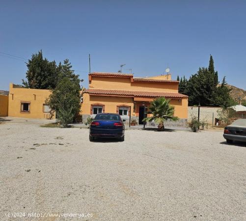 Casa de Campo con cinco dormitorios y garaje en Puerto Lumbreras, reformada - MURCIA