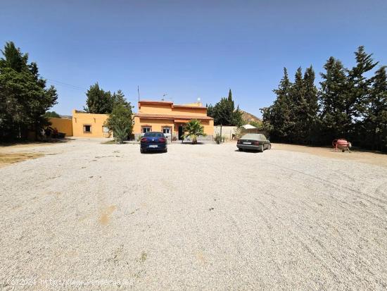 Casa de Campo con cinco dormitorios y garaje en Puerto Lumbreras, reformada - MURCIA