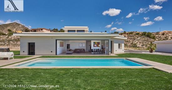 ESPECTACULAR CHALET - ALICANTE