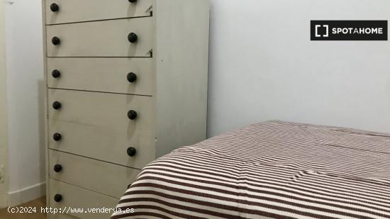 Habitaciones para alquilar en apartamento de 5 dormitorios en Madrid - MADRID