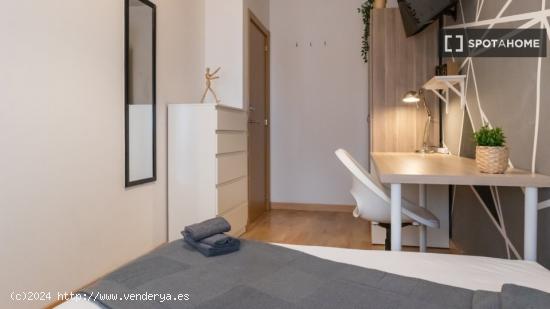 ¡Habitaciones en alquiler en un piso de 7 habitaciones en Madrid! - MADRID