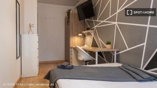 ¡Habitaciones en alquiler en un piso de 7 habitaciones en Madrid! - MADRID