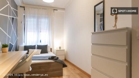 ¡Habitaciones en alquiler en un piso de 7 habitaciones en Madrid! - MADRID