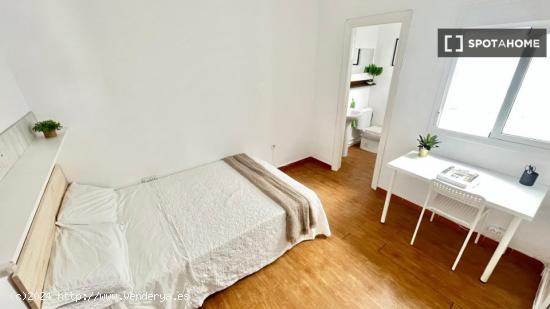 Luminosa habitación con cama de matrimonio equipada para estudiantes - SEVILLA