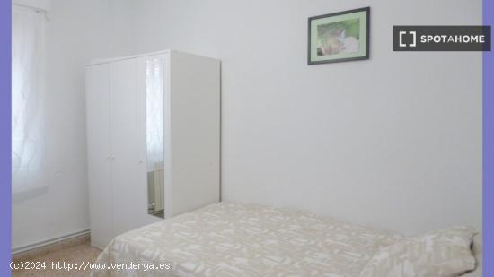 Alquiler de habitaciones en apartamento de 5 habitaciones en Actur - ZARAGOZA