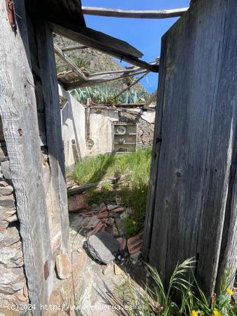 Venta de Encantadora Casa de Piedra de 81 m2 con Terreno 1000 m2 en La Gomera: ¡Un Paraíso Tranqui