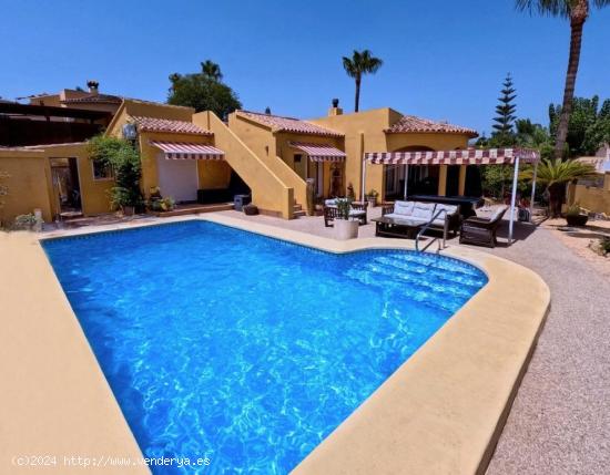 Precioso chalet independiente de 3 dormitorios y piscina entre Altea y Alfaz del Pi - ALICANTE