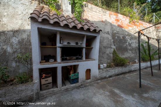 Enorme casa amb possibilitat per a dos famílies - BARCELONA