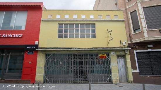  Casa de dos plantas en calle Jardines de Elda pleno centro de la Ciudad - ALICANTE 