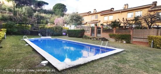  Casa adosada con jardín privado, jardín comunitario y piscina - BARCELONA 