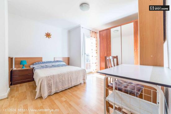 Habitación luminosa en apartamento de 3 dormitorios con A / C, Campanar - VALENCIA