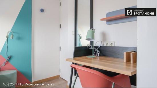 Se alquila habitación en apartamento Co-living de 5 dormitorios en Trafalgar - MADRID