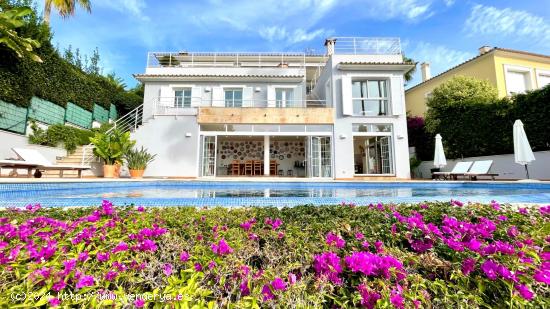 SE VENDE ELEGANTE CHALET EN LA CIMA DE BENDINAT CON VISTAS AL MAR - BALEARES