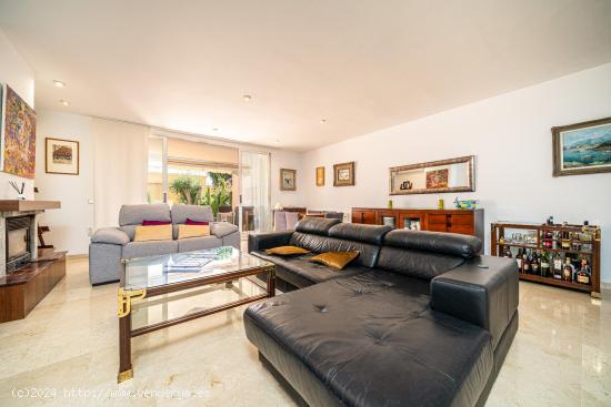 Vivienda unifamiliar con tenis y piscina comunitaria en urbanización San Agustín - BALEARES