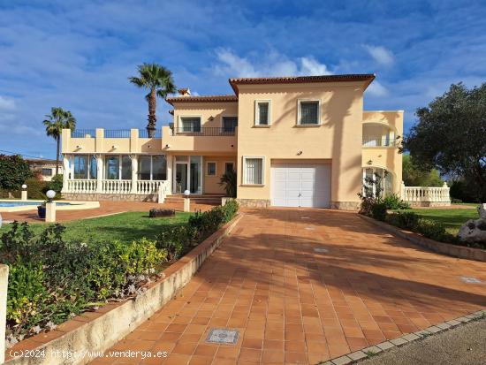 VILLA CON GRAN PARCELA A 1500 M DE LA PLAYA - ALICANTE