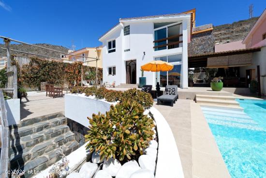 VILLA EXCLUSIVA CON VISTAS PRECIOSAS AL MAR, PISCINA PRIVADA Y GARAJE EN LOMA DOS, ARGUINEGUÍN - LA