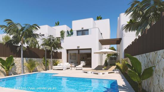 VILLA DE 3 DORMITORIOS DE OBRA NUEVA EN MIL PALMERAS - ALICANTE