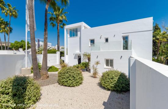 Villa reformada de 6 dormitorios y 6 baños en Nueva Andalucía, Marbella - MALAGA