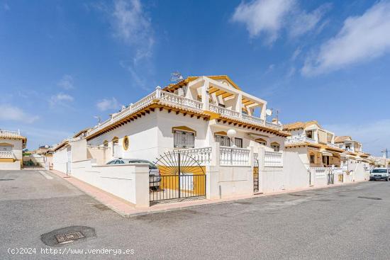 CHALET ADOSADO EN ORIHUELA COSTA - ALICANTE