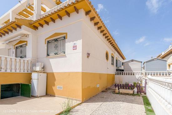 CHALET ADOSADO EN ORIHUELA COSTA - ALICANTE