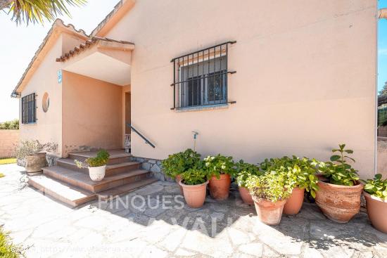 Chalet todo en planta con piscina - BARCELONA