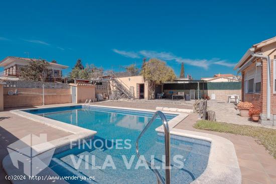 Chalet todo en planta con piscina - BARCELONA