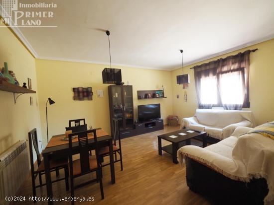  Casa adosada junto al centro de 280 m2 construidos, de 4 dorm, 3 baños, garaje y amplio patio. - CI 