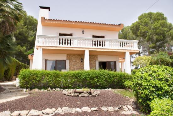 Chalet en Tarragona, urb.Cala Romana, magníficas vistas al mar y montaña, 6 hab, piscina y garaje 