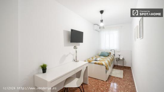 Se alquila habitación en apartamento de 5 dormitorios en Burjassot - VALENCIA