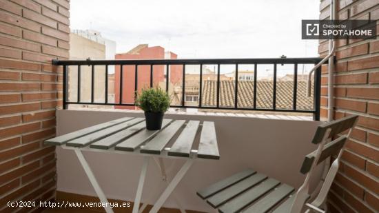 Se alquila habitación en apartamento de 5 dormitorios en Burjassot - VALENCIA