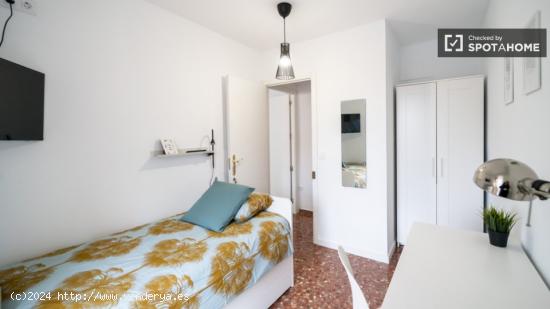 Se alquila habitación en apartamento de 5 dormitorios en Burjassot - VALENCIA