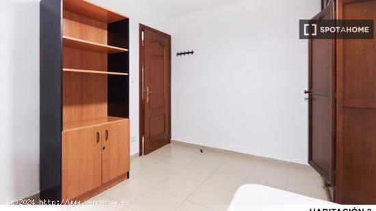 Se alquila habitación en piso compartido en Sevilla - SEVILLA